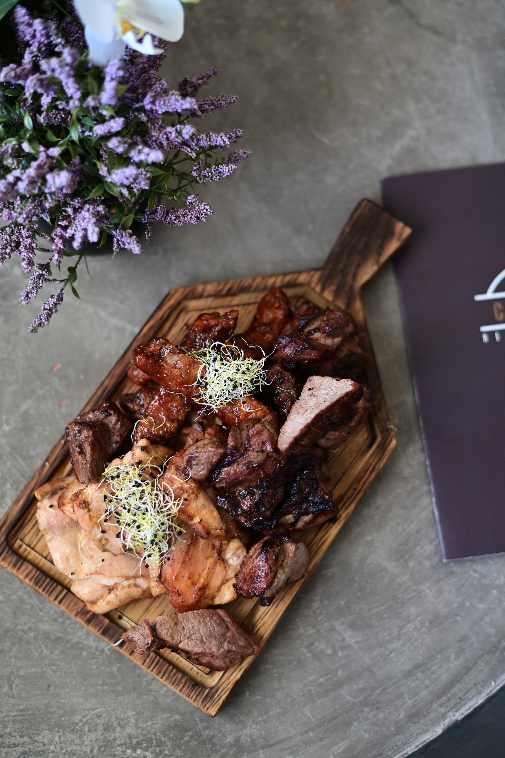 Carnes na brasa, marisco e saladas — os bastidores da cozinha em Vilamoura